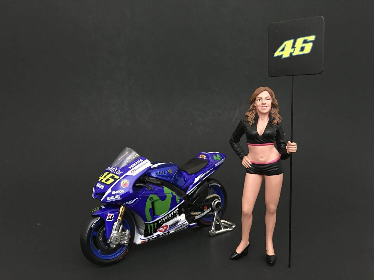paddock girl figure for 1:24 scale models by american diorama paddock girl figure for 1:24 scale models by american diorama