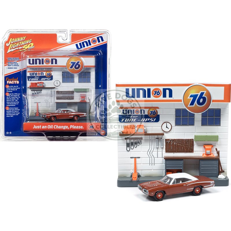 1970 dodge coronet super bee brown with white top and "union 76" interior service gas station facade diorama set "johnny lightning 50th anniversary" 1/64 diecast model car by johnny lightning