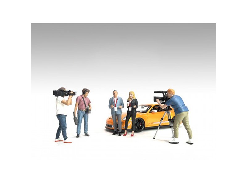 "on air" 6 piece figures and accessory set for 1/24 scale models by american diorama "on air" 6 piece figures and accessory set for 1/24 scale models by american diorama