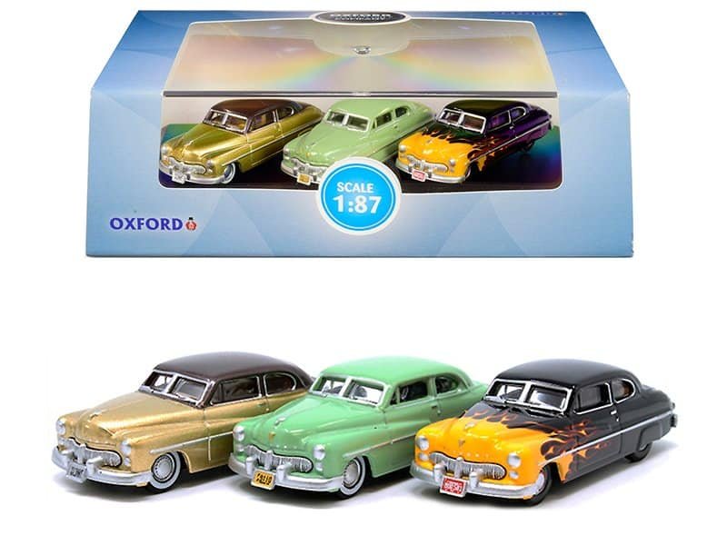 Vintage Car Collectible Set in Packaging Detailed miniature vintage cars in a collectible set, perfect for enthusiasts and collectors of clas.
